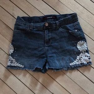 Shorts with lace embellished